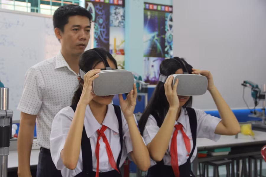 Học sinh Trường THCS Lê Quý Đôn, Quận 3 học tập với sự hỗ trợ của kính thực tế ảo