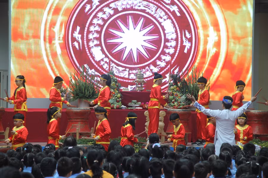 Đội trống của nhà trường mở đầu buổi lễ