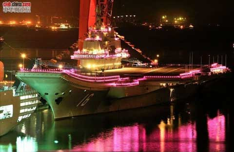 Tàu sân bay Liêu Ninh của Trung Quốc thường được ví là “khách sạn nổi” vì chưa có khả năng tác chiến lại thường được chăng đèn, kết hoa sặc sỡ.