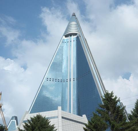 Lớp kính xanh đã tạo nên màu sắc mới cho khách sạn hạng sang này