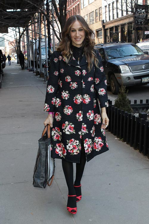 Ghen tỵ với cuộc sống giàu sang của sao nữ xấu nhất thế giới ảnh 10 Áo hoa Dolce & Gabbana, túi Chanel và giày SJP