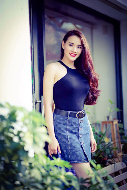 Trang Nhung không ngại bị "nói ra nói vào" vì có con trước cưới ảnh 1 Trang Nhung bảo cô rất yêu và thương con gái nên kiêng cữ cho bé cẩn thận. Việc giấu kín hình ảnh của bé cũng là một cách để bảo vệ con.