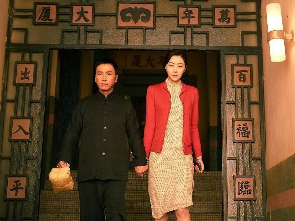 Diệp Vấn và vợ - Trương Vĩnh Thành tình cảm trong phim. Ảnh: Baidu. Diệp Vấn ngoài đời khác xa trên phim!