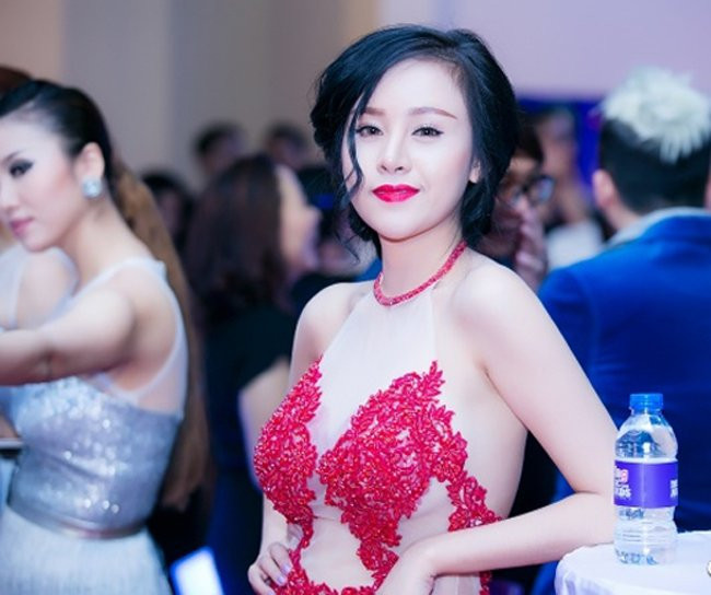 Mỹ nhân Việt "cướp" mọi ánh nhìn với khoảng hở tinh tế ảnh 2 Mỹ nhân Việt "cướp" mọi ánh nhìn với khoảng hở tinh tế ảnh 2