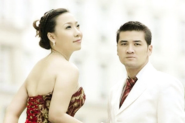 Ca sĩ Hiền Anh: Trước cưới, chồng tôi toàn yêu người mẫu, hoa hậu ảnh 1 Ca sĩ Hiền Anh và chồng (ảnh nhân vật cung cấp).
