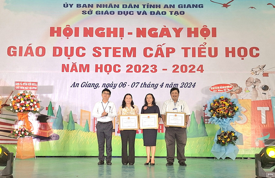 Trao khen thưởng các đơn vị đạt giải Gian hàng trưng bày sản phẩm STEM.