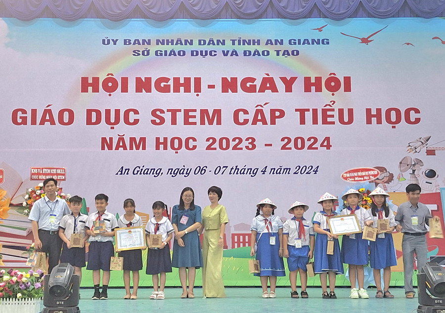 Trao giải các đơn vị đạt giải Hội thi thiết kế, chế tạo sản phẩm STEM.