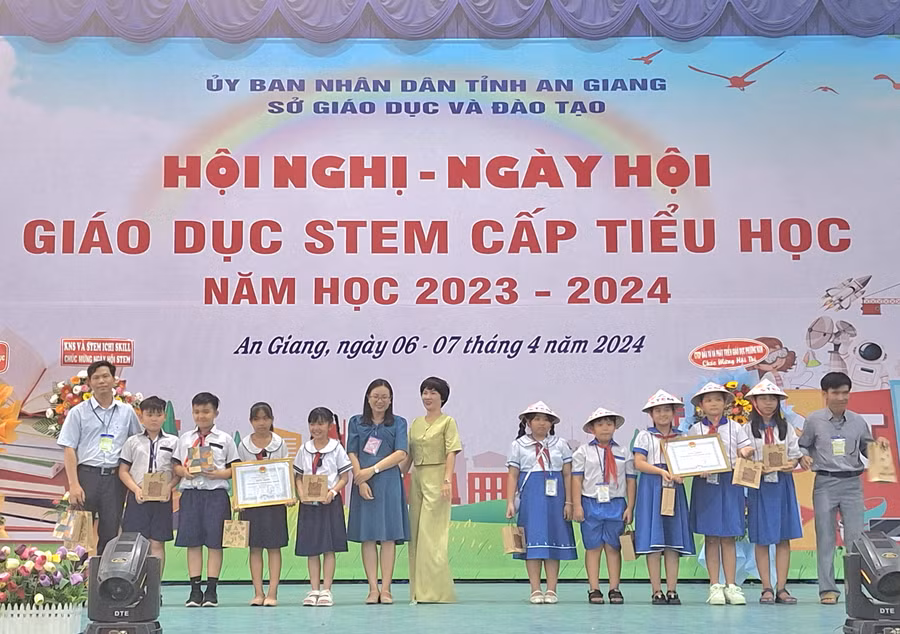 Trao giải các đơn vị đạt giải Hội thi thiết kế, chế tạo sản phẩm STEM.