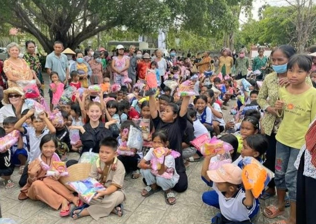 Trao quà Tết cho hộ nghèo và học sinh Khmer khó khăn xã Châu Lăng (huyện Tri Tôn). Trao quà Tết cho hộ nghèo và học sinh Khmer khó khăn xã Châu Lăng (huyện Tri Tôn).