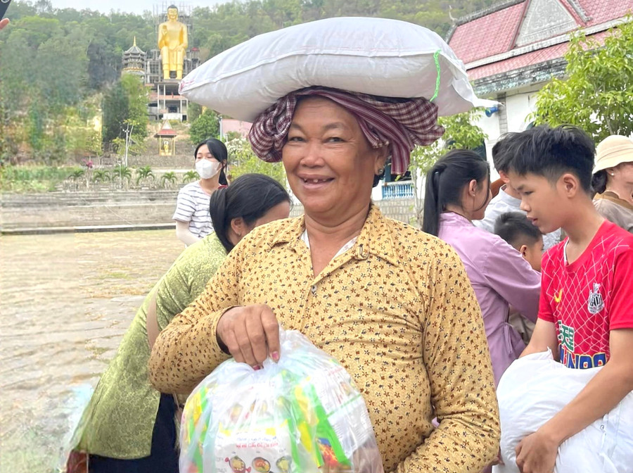 Niềm vui của người phụ nữ Khmer khi được nhận quà Tết. Niềm vui của người phụ nữ Khmer khi được nhận quà Tết.