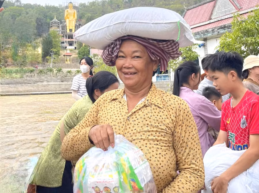 Niềm vui của người phụ nữ Khmer khi được nhận quà Tết.