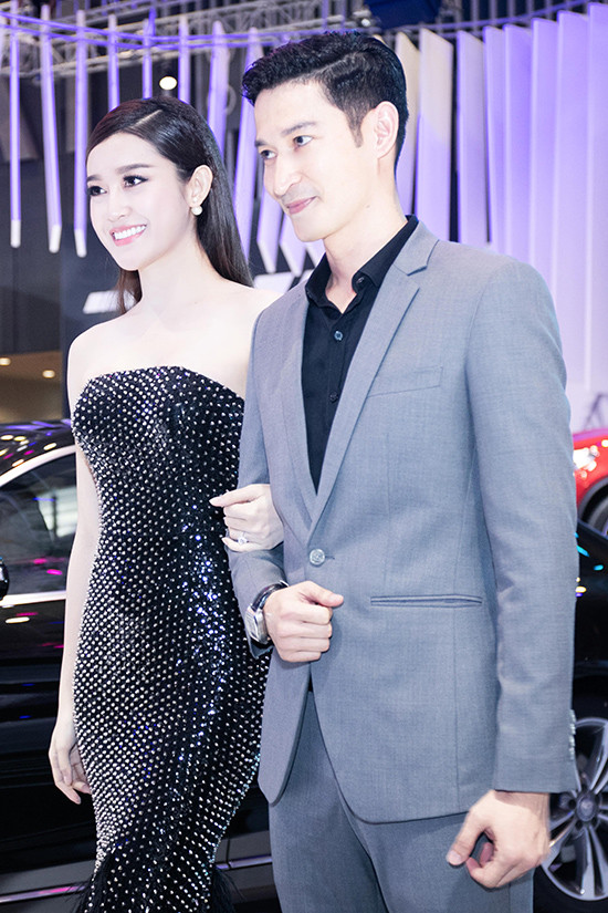 Cặp đôi tình tứ khoác tay nhau tiến vào địa điểm diễn ra buổi tiệc. huyen-my-khoe-da-trang-su-khong-ti-vet-4