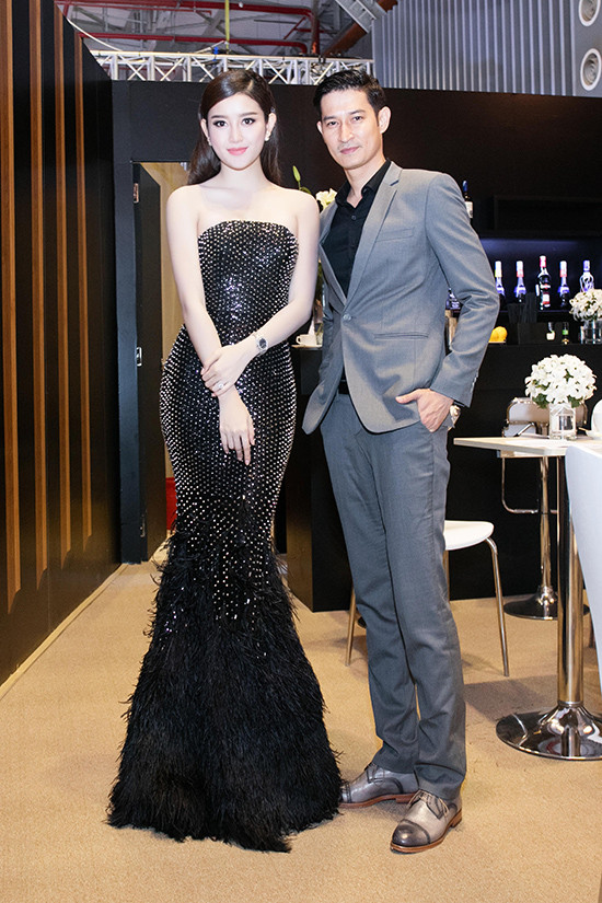 Sánh đôi cùng Á hậu đến dự buổi tiệc này là diễn viên Huy Khánh. huyen-my-khoe-da-trang-su-khong-ti-vet-3