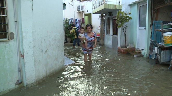 Cuộc sống của người dân nơi đây bị đảo lộn, mọi sinh hoạt đều bì bõm trong nước ngập.