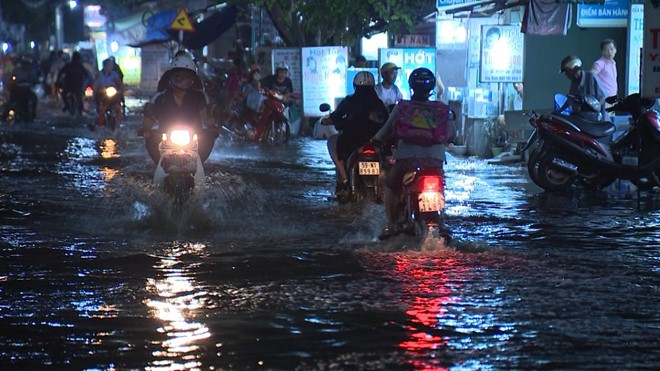 Nước ngập trên đường Hồ Ngọc Lãm, quận 8.