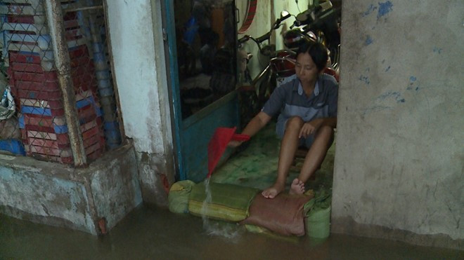 Nhiều hộ dân phải lập rào chắn nước vào nhà nhưng không mang lại hiệu quả.