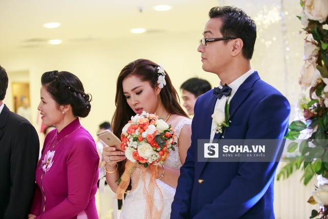 Hôm nay, Bảo Trâm Idol bất ngờ tổ chức đám cưới ảnh 5 Trước giờ diễn ra lễ cưới chính thức, Bảo Trâm khá bận rộn để cảm ơn lời chúc phúc của bạn bè, đồng nghiệp.