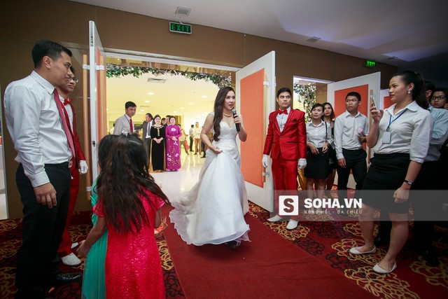Hôm nay, Bảo Trâm Idol bất ngờ tổ chức đám cưới ảnh 11 Bắt đầu buổi lễ, Bảo Trâm bước vào sân khấu với ca khúc You Raise Me Up .