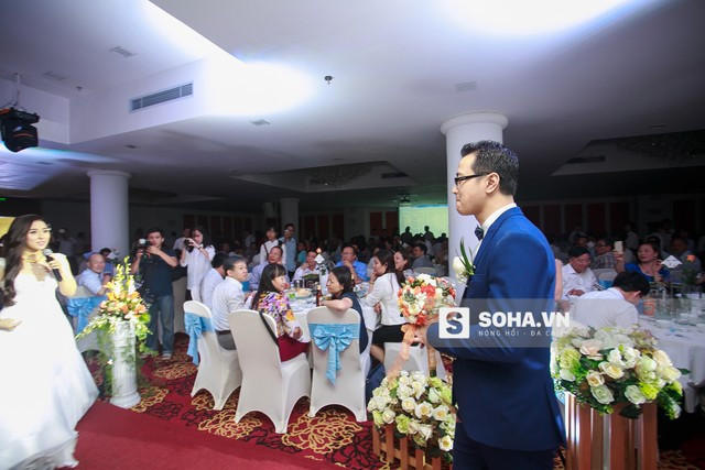 Hôm nay, Bảo Trâm Idol bất ngờ tổ chức đám cưới ảnh 12 Chú rể đón cô dâu ở phía trong hội trường trước sự cổ vũ của toàn bộ khách mời có mặt trong lễ cưới.