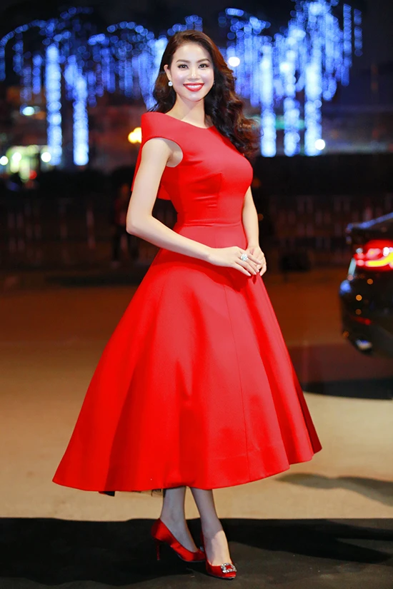 Phạm Hương quyến rũ bên Huyền My dịu dàng
