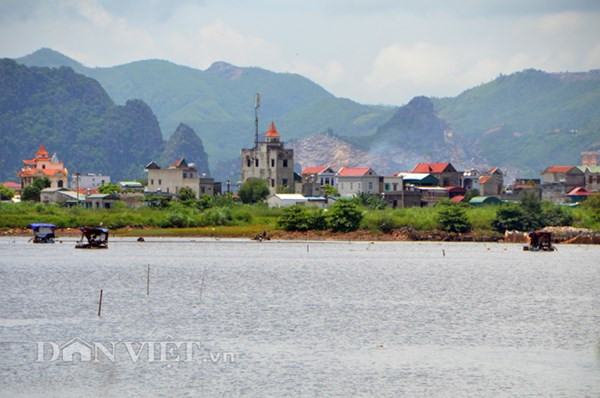 Tận cùng nỗi đau tại đám tang 2 anh em sinh đôi bị chết đuối