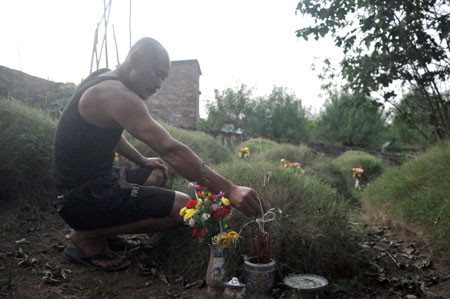 Anh Dũng thắp hương tại nghĩa địa vô danh. Anh Dũng thắp hương tại nghĩa địa vô danh.