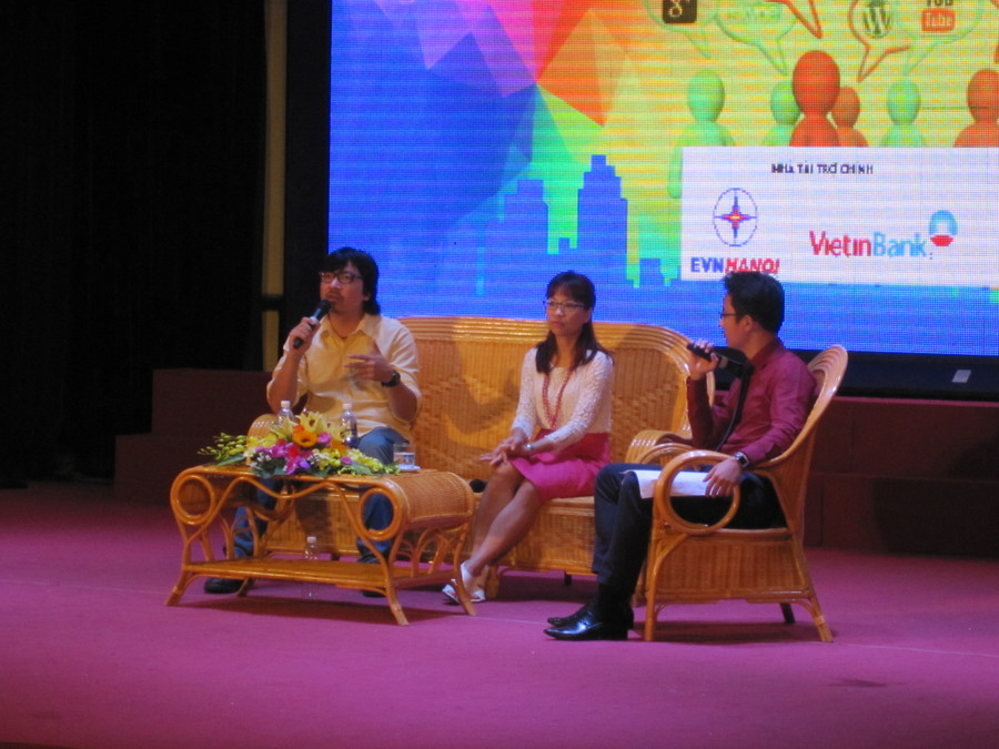 Anh Đinh Tiến Dũng trả lời câu hỏi của sinh viên