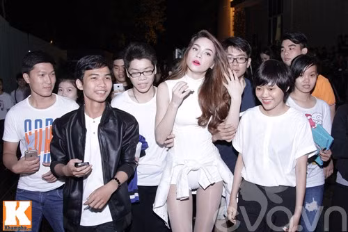 Hot: Hồ Ngọc Hà tươi tắn lộ diện giữa “bão” scandal ảnh 5 Hot: Hồ Ngọc Hà tươi tắn lộ diện giữa