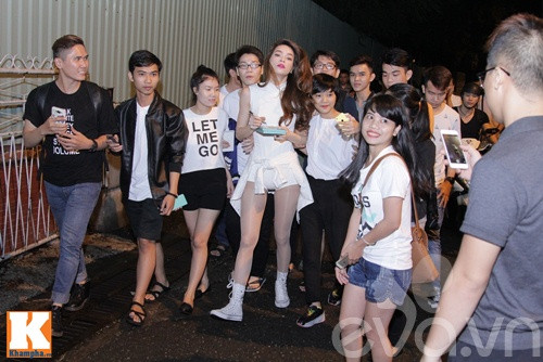 Hot: Hồ Ngọc Hà tươi tắn lộ diện giữa 