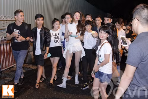 Hot: Hồ Ngọc Hà tươi tắn lộ diện giữa “bão” scandal ảnh 9 Hot: Hồ Ngọc Hà tươi tắn lộ diện giữa