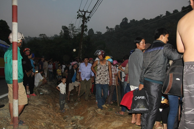 Rất đông người dân hiếu kỳ đổ tới hiện trường khiến tuyến đường trở nên ùn tắc. 4_njkg