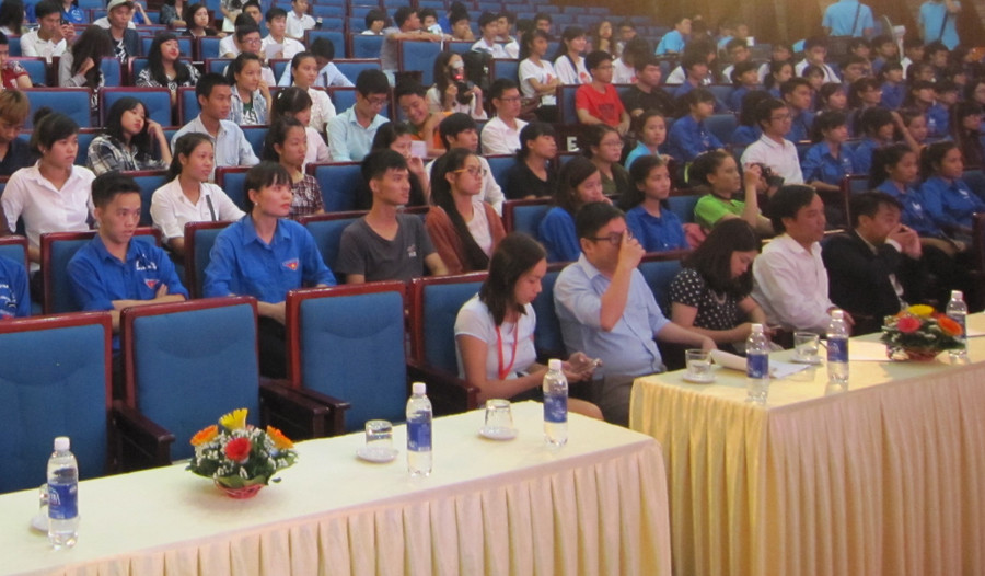 Đông đảo sinh viên tham dự buổi giao lưu