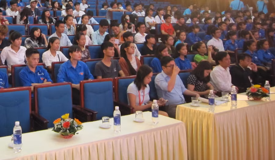 Đông đảo sinh viên tham dự buổi giao lưu