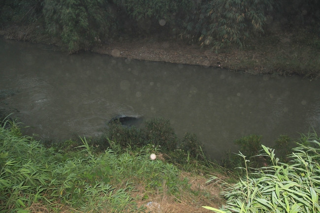 Hiện trường vụ tai nạn xe biển xanh ngâm dưới suối. 1_orzz