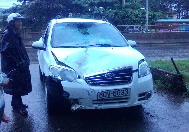 Truy đuổi xế hộp đâm người đàn ông gục trên đường