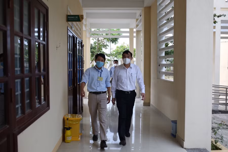 Ông Lê Trung Chinh (bên phải) - Chủ tịch UBND TP Đà Nẵng kiểm tra công tác chuẩn bị thi và các điều kiện phòng dịch tại điểm thi Trường THPT Võ Chí Công