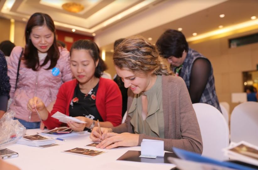 Molly Ferrill – nhà văn, nhiếp ảnh gia, nhà làm phim, và nhà thám hiểm đến từ National Geographic ký tặng sách tại buổi lễ. Molly Ferrill cũng là người đã có nhiều đóng góp cho các kênh truyền hình lớn như BBC, Voice of America, Discovery, National Geographic và rất nhiều các kênh truyền hình khác…