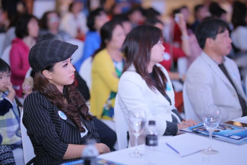 Đông đảo các chuyên gia trong và ngoài nước, các hiệu trưởng, đại diện chính quyền địa phương và các bậc phụ huynh của Apollo English tham dự buổi lễ