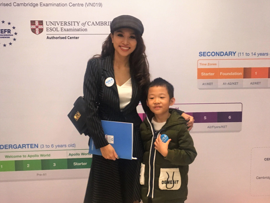 MC Thanh Vân Hugo cùng con trai đến dự buổi lễ