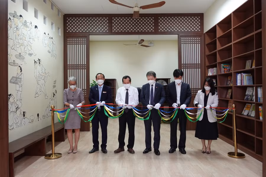 Lễ cắt băng khai trương Không gian Hàn Quốc tại Trường Đại học Ngoại ngữ.