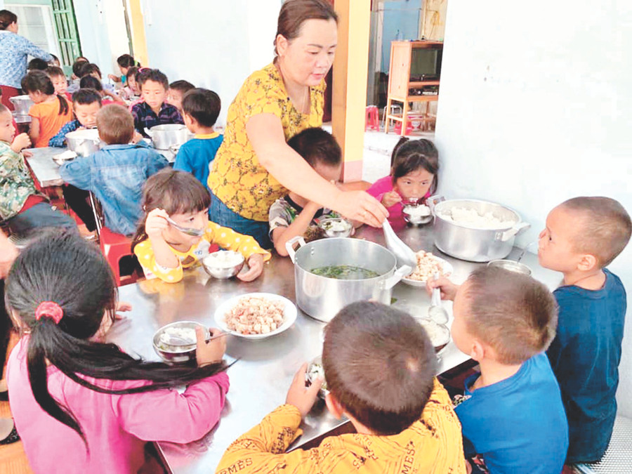 Đảm bảo an toàn vệ sinh thực phẩm trong từng bữa ăn bán trú. Ảnh: Đức Trí