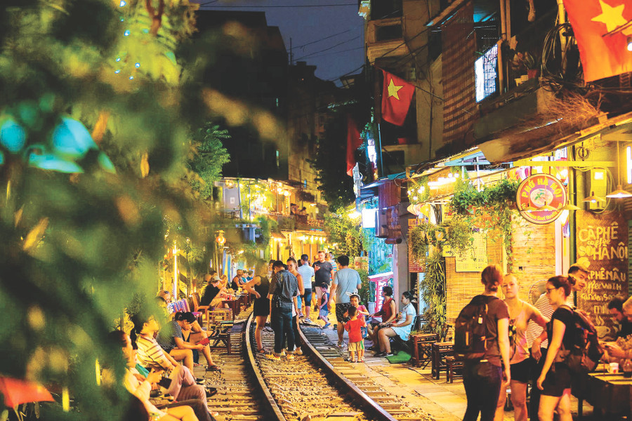 Đêm xuống cũng là lúc khu phố đường tàu bừng sáng, nhộn nhịp hơn.