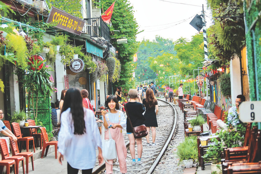 Dọc 2 bên đường tàu không còn những khu nhà trọ giá rẻ, thay vào đó là những quán café.