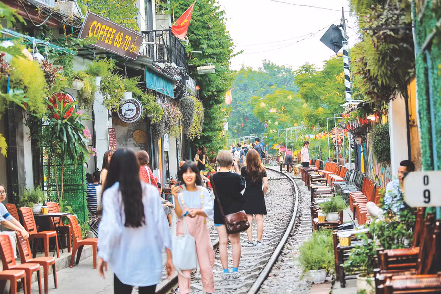 Dọc 2 bên đường tàu không còn những khu nhà trọ giá rẻ, thay vào đó là những quán café.