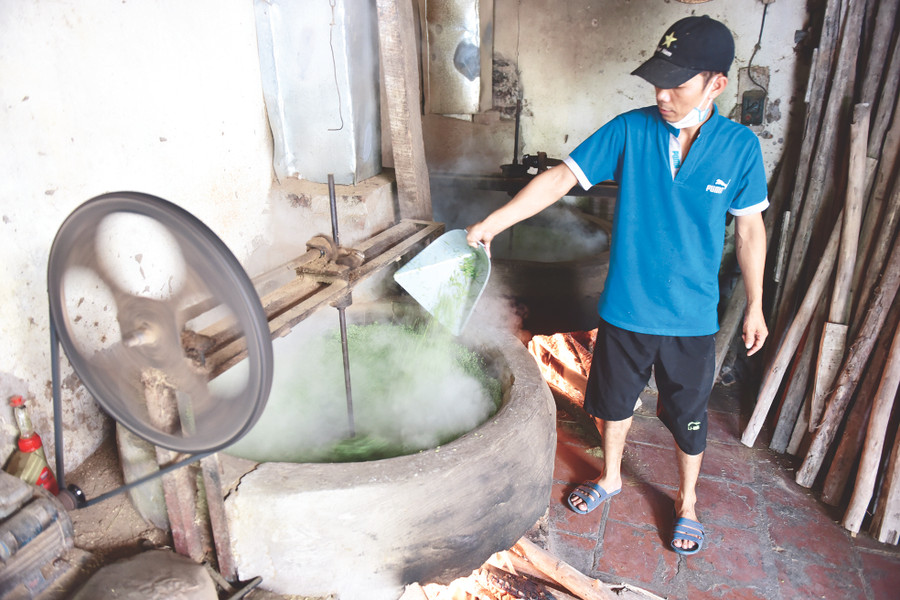 Nhưng người làm cốm luôn túc trực bên cạnh.