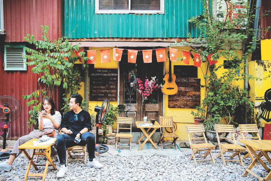 Chỉ đơn sơ với những bộ bàn ghế gỗ trên lớp đá lổn nhổn nhưng du khách vẫn tìm thấy những điều bất ngờ cho mình.