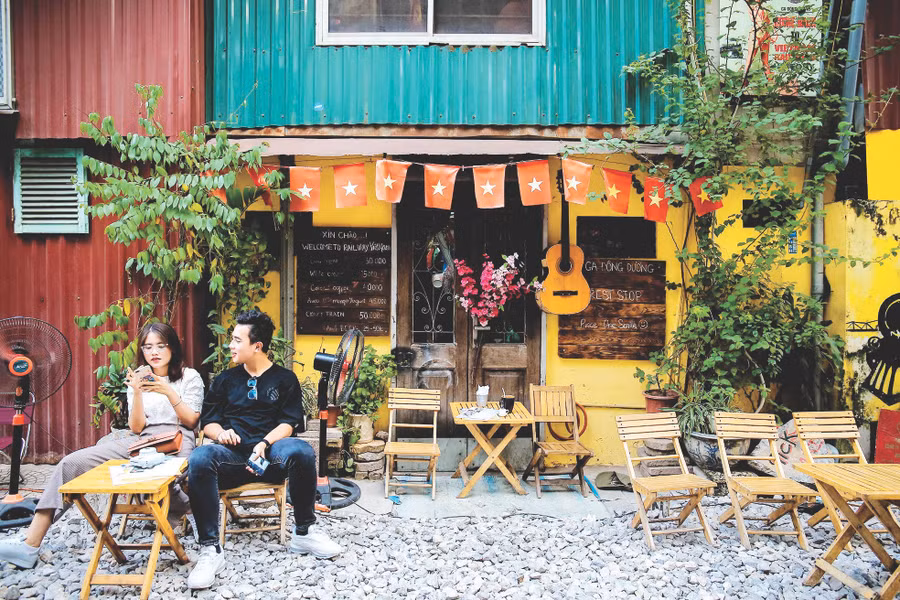 Chỉ đơn sơ với những bộ bàn ghế gỗ trên lớp đá lổn nhổn nhưng du khách vẫn tìm thấy những điều bất ngờ cho mình.