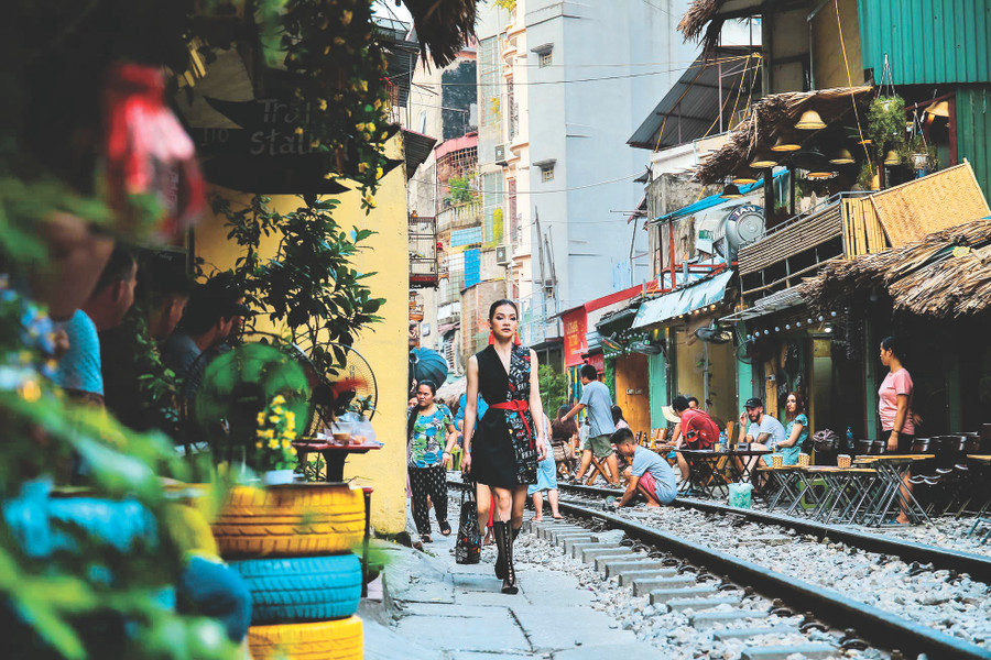 Phố đường tàu luôn nhộn nhịp với nhiều hoạt động diễn ra ngày trên đường ray