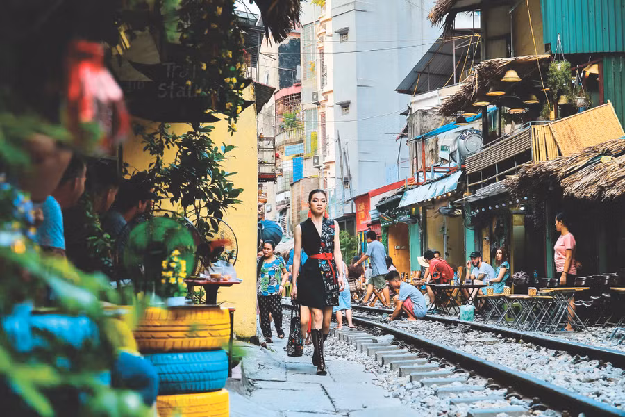 Phố đường tàu luôn nhộn nhịp với nhiều hoạt động diễn ra ngày trên đường ray