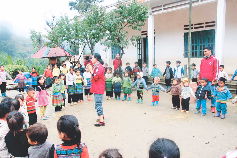 Tổ chức sinh hoạt, giao lưu với trẻ em vùng khó 